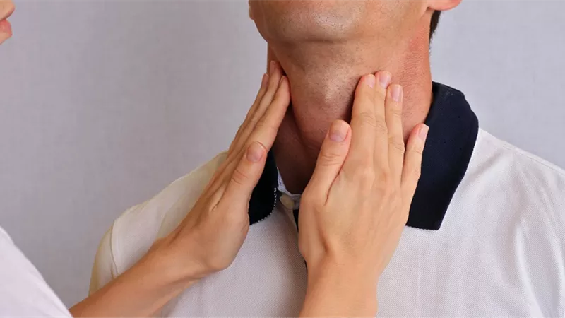 أسباب وأعراض سرطان الغدة الدرقية .. تعرف عليها