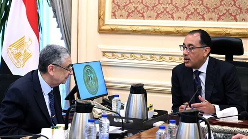رئيس الوزراء يوجه بتطوير ورفع كفاءة شبكات الكهرباء