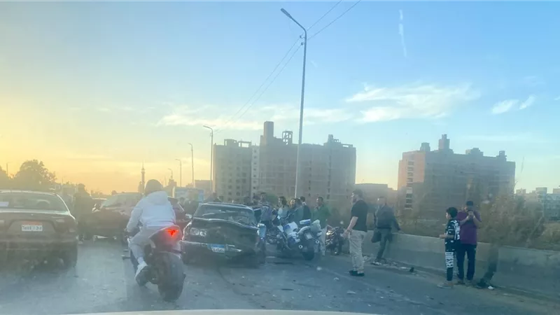 اصابة مواطن صدمته سيارة مسرعة اثناء فحصه سيارته المتعطلة