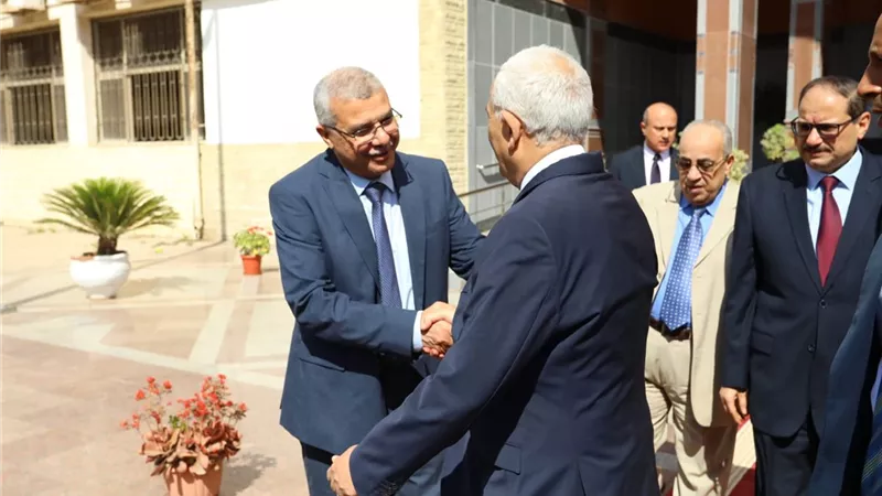 رئيس جامعة الزقازيق يستقبل وزير التعليم