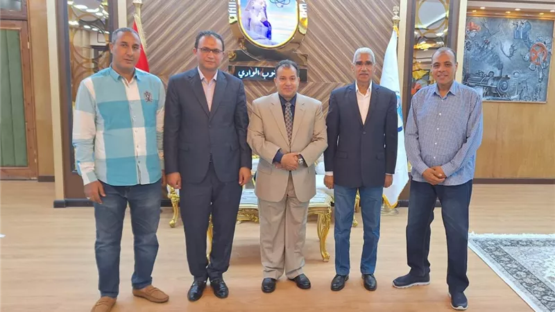 رئيس جامعة جنوب الوادي يستقبل وفدًا من إذاعة وتلفزيون جنوب الصعيد