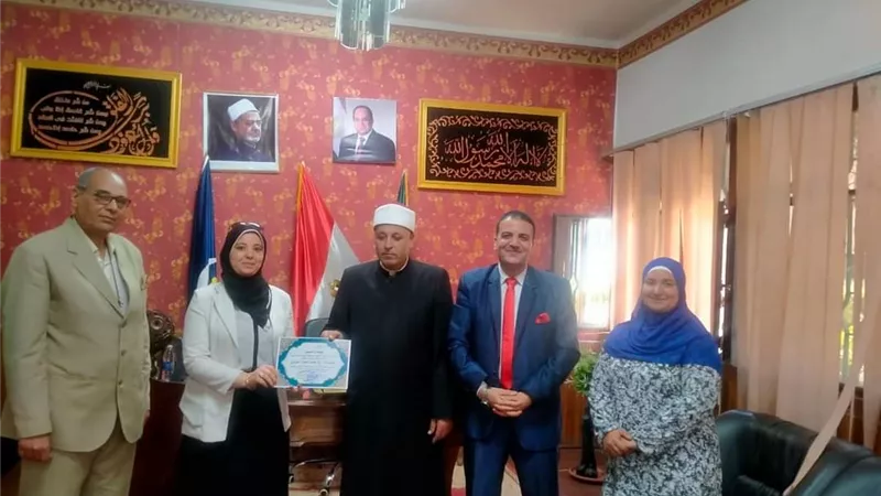 مدير الأزهر بالقليوبية يكرم المعلمة القدوة