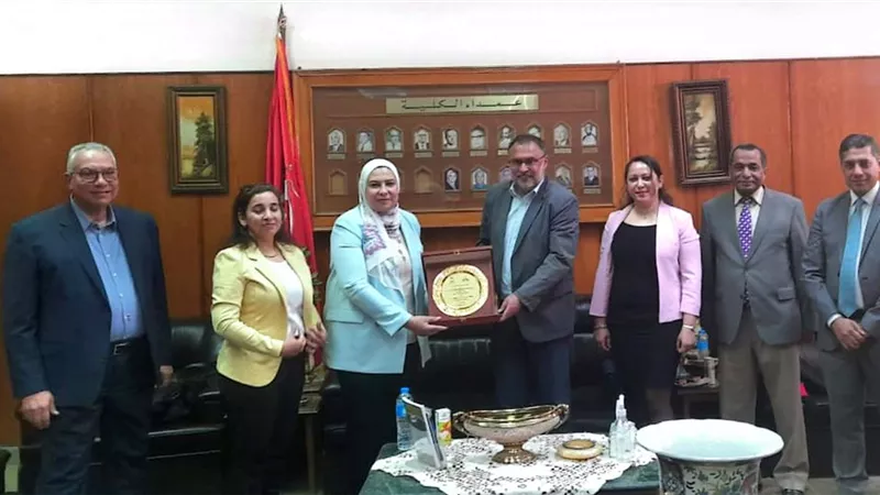 المدير الاقليمي للهيئة الألمانية للتبادل العلمي في ألسن عين شمس