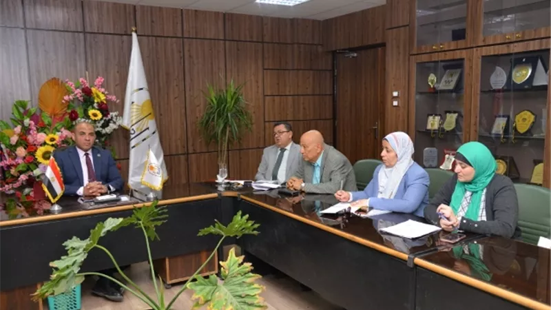 رئيس جامعة أسيوط يتابع إجراءات وخطة عمل اللجنة العليا للتدريب وال