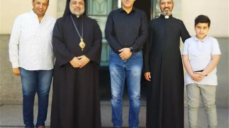 قيادات جهاز مدينة طيبة الجديدة يقدمون التهنئة للأخوة المسحيين صور