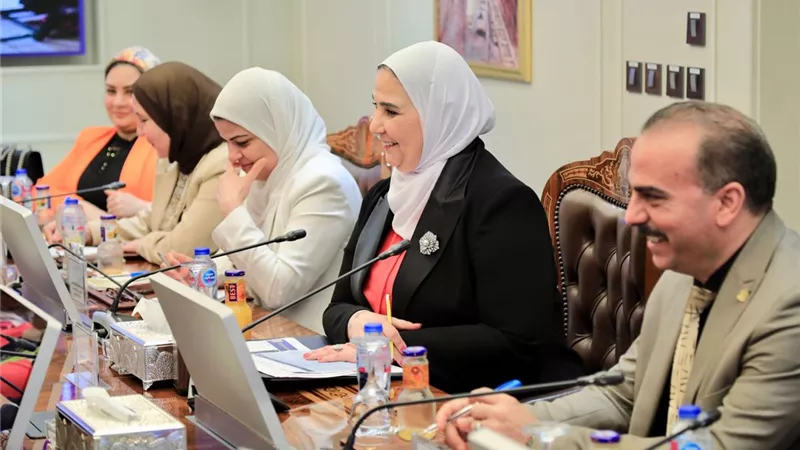 وزيرة التضامن: سنتعاون مع التنمية المحلية في توطين صناعة الحرير
