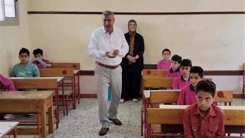 مدير تعليم دمياط يواصل تفقد لجان إمتحانات النقل