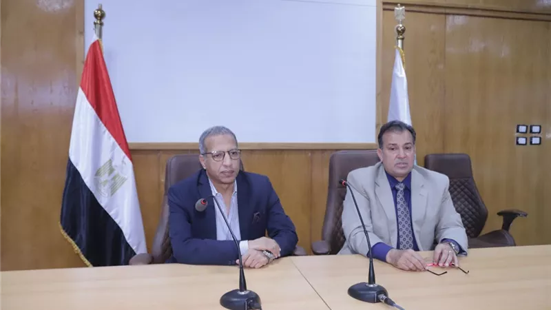 رئيس جامعة جنوب الوادى يناقش خطة تطوير المدن الجامعية