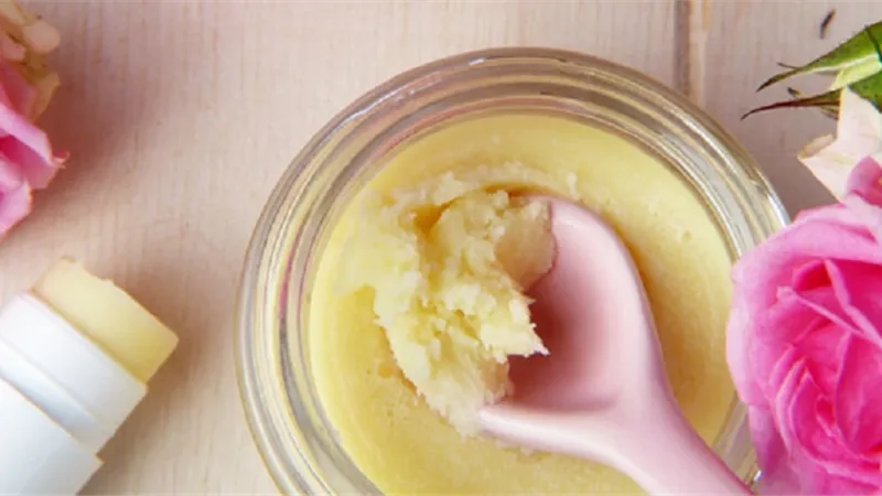 3 طرق مختلفة لصناعة مزيل العرق الطبيعي