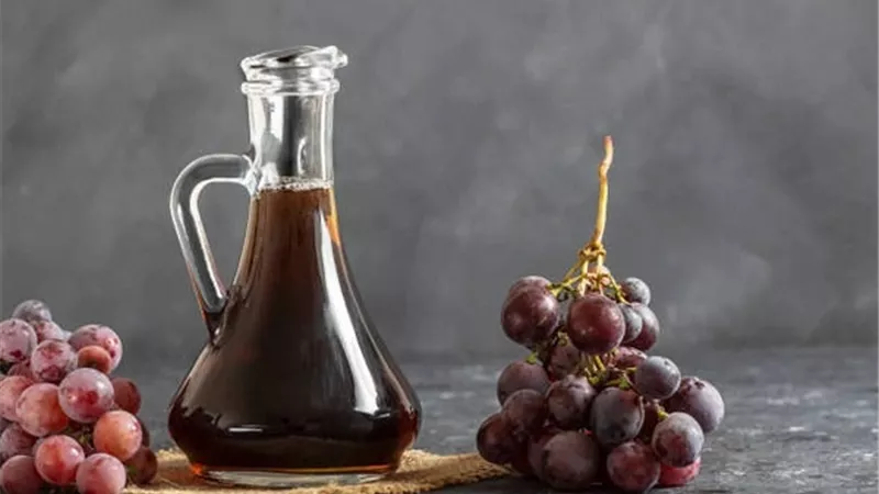 علاج الجروح .. أبرز الفوائد الصحية لخل العنب