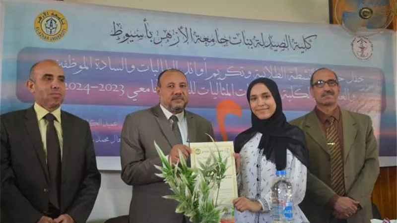 عبدالمالك يشهد ختام الأنشطة الطلابية لكلية الصيدلة بنات بأسيوط
