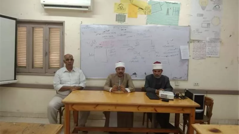 رئيس منطقة سوهاج الأزهرية يتفقد امتحانات النقل الثانوي
