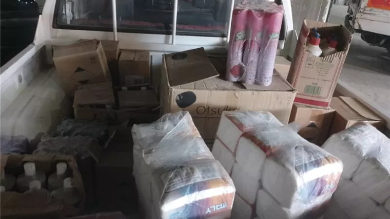 نخالة وأعلاف بدون فواتير وعطور ومستحضرات تجميل غير صالحة بالأقصر