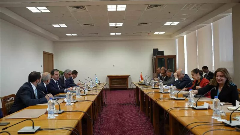 وزارة الخارجية تستضيف جلسة مباحثات موسعة مع وزير الهجرة اليوناني