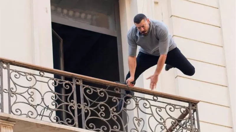عمرو يوسف عن مشهد السقوط من البلكونة فى 