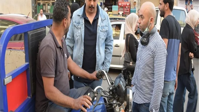 التفاف الجمهور حول مصطفى غريب بميدان الإسماعيلية بسبب 