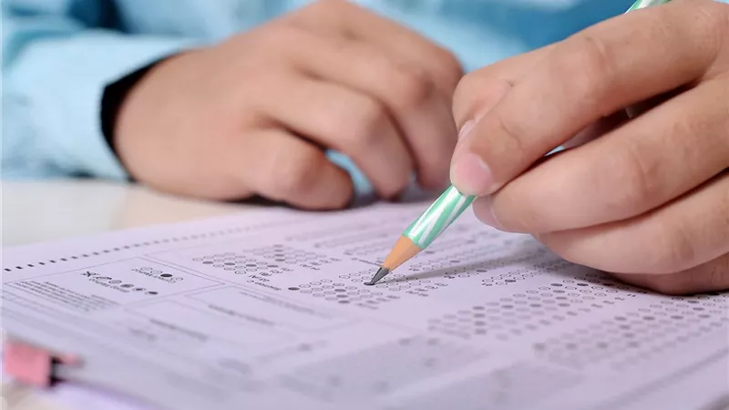 نصائح للتعامل مع اطفالنا وقت الامتحانات..تعرف عليها