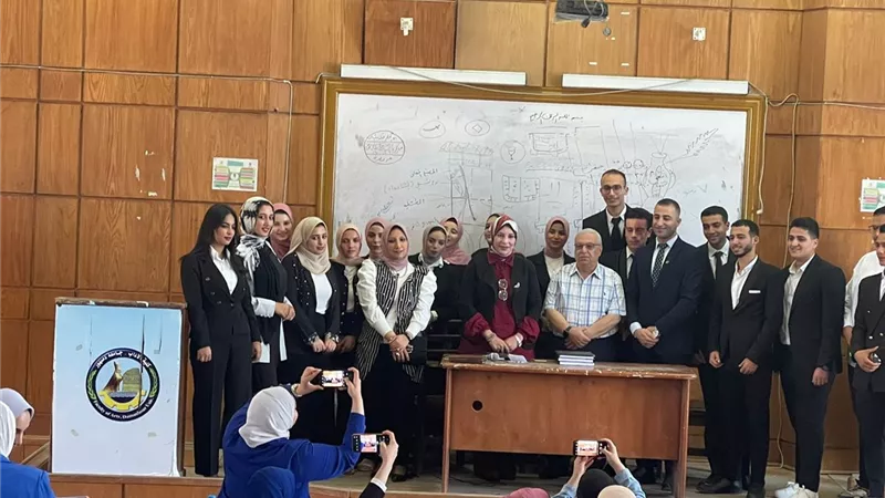 4 مشروعات تخرج لطلاب رابعة اجتماع باداب دمنهور