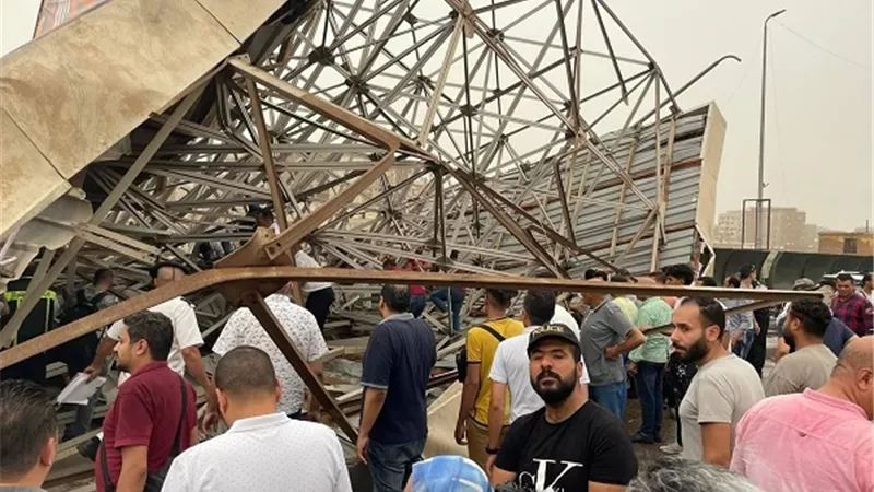 سقوط لوحه اعلانات على شخص أثناء ركوبه موتوسيكل بالمنصورة