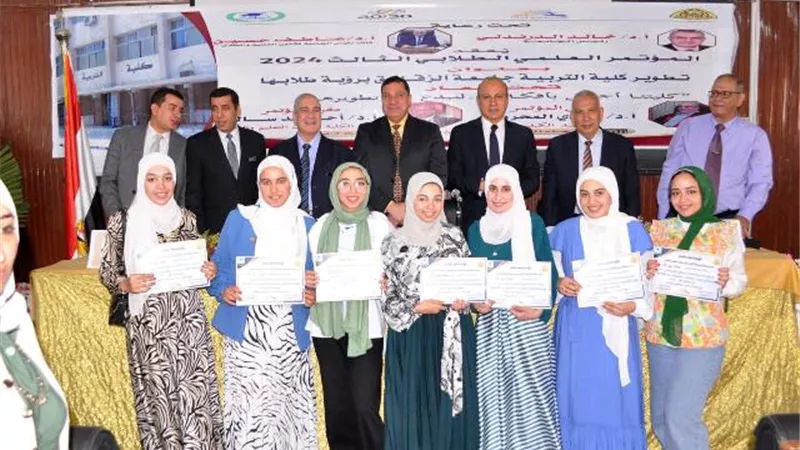 عاطف يشهد فعاليات المؤتمر العلمى بكلية التربية