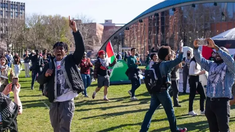 الشرطة الأمريكية تزيل مخيّما مؤيدا لفلسطين في معهد 