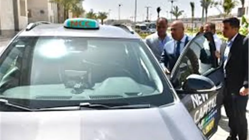 وزير النقل يتفقد المرحلة الأولى من السيارات الكهربائية