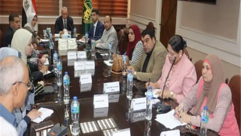 محافظ القليوبية يناقش تنفيذ عددًا من المشروعات البيئية بالخانكة ومرصفا ببنها