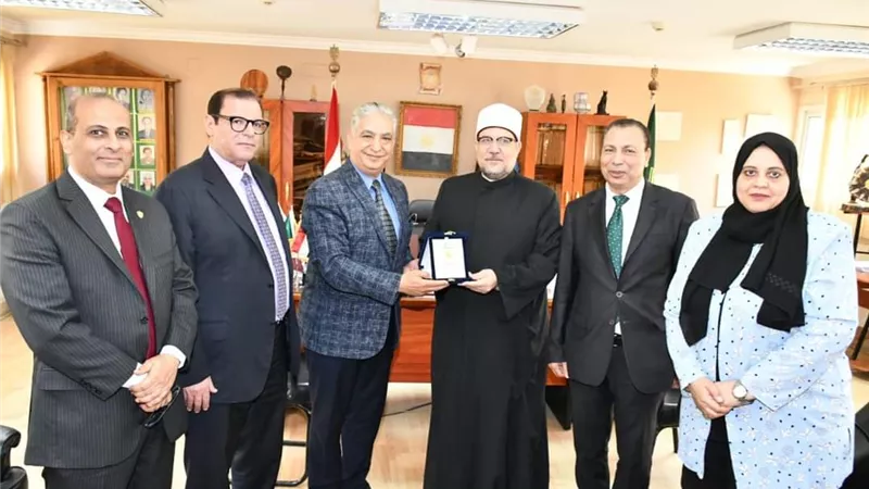 درع كلية الآثار لوزير الأوقاف تقديرًا لجهوده بخدمة الدعوة وعنايته بتجديد الخطاب الديني