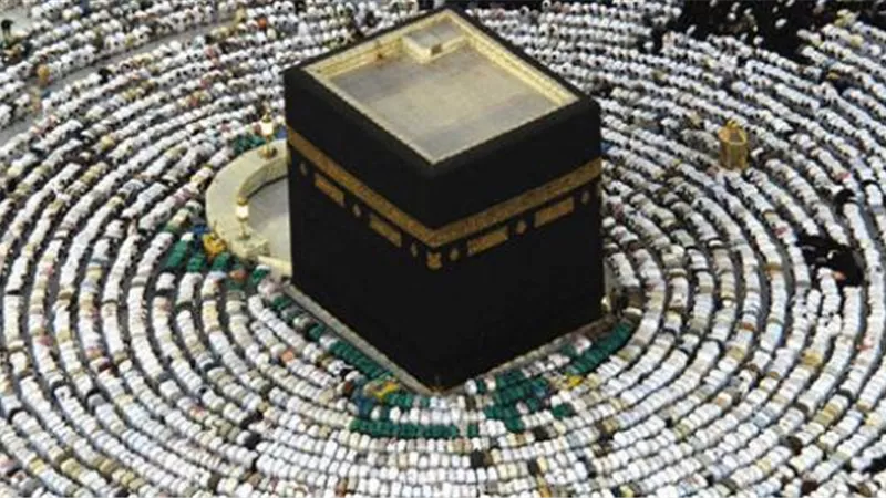حكم إعطاء الزكاة لشخص من أجل أن يحج