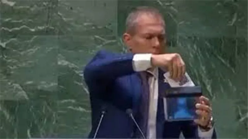 غضب فى إسرائيل بعد قرار الأمم المتحدة لصالح فلسطين .. وسفيرها يمزِّق ميثاق المنظمة