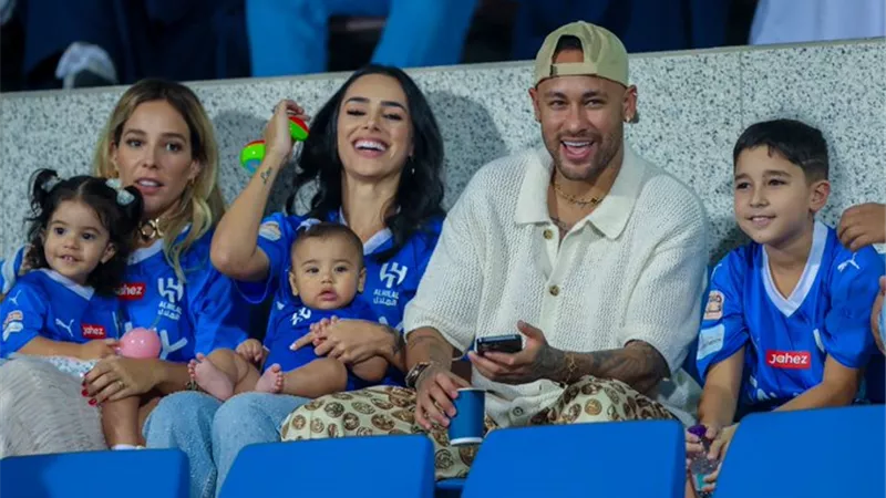 نيمار يحتفل مع لاعبي الهلال بعد تحقيق لقب الدوري .. شاهد