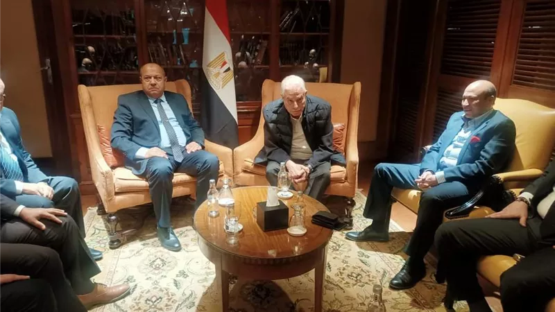 محافظ جنوب سيناءيكرم رئيس كهرباءالقناة ويمنحه درع المحافظة