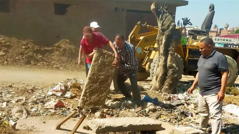 تغطيه فتحه تفتيش مكشوفه أعلي ترعه الري بكوم حمادة