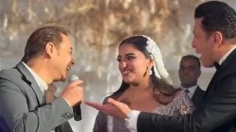 مصطفى كامل يبكى فى حفل زفاف ابنته والسبب مدحت صالح