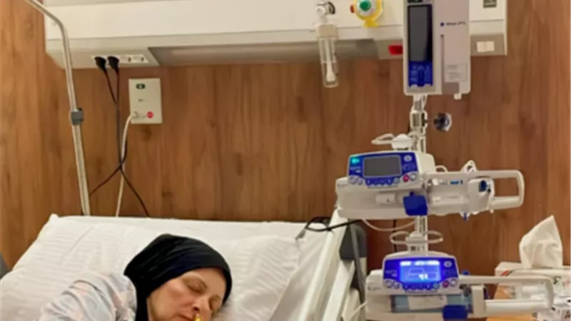 نقل والدة هند عبد الحليم للمستشفى بعد إصابتها بأزمة صحية