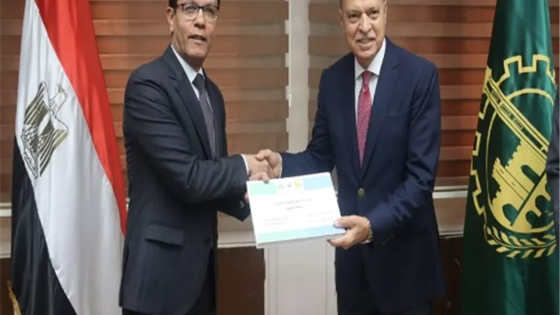 الهجان والجيزاوي يتسلمان دليل تنفيذ الهوية البصرية لمحافظة القليوبية
