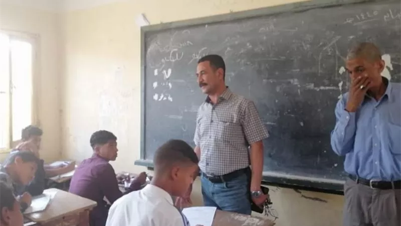 مدير عام تعليم دشنا يتابع امتحانات النقل بدشنا الفنية بنين