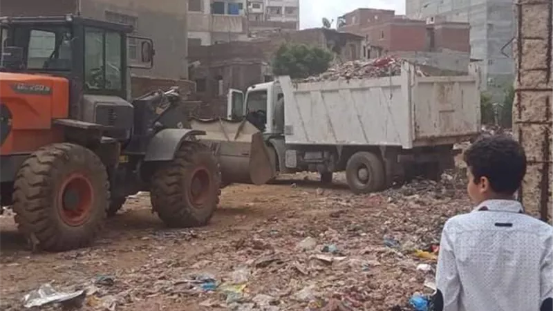 رفع ٦٧ طن قمامة بحرم السكك الحديدية بحي شرق