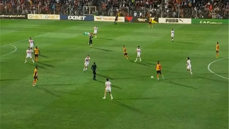 مشجع نهضة بركان يقتحم مباراة الزمالك بعلم فلسطين..فيديو
