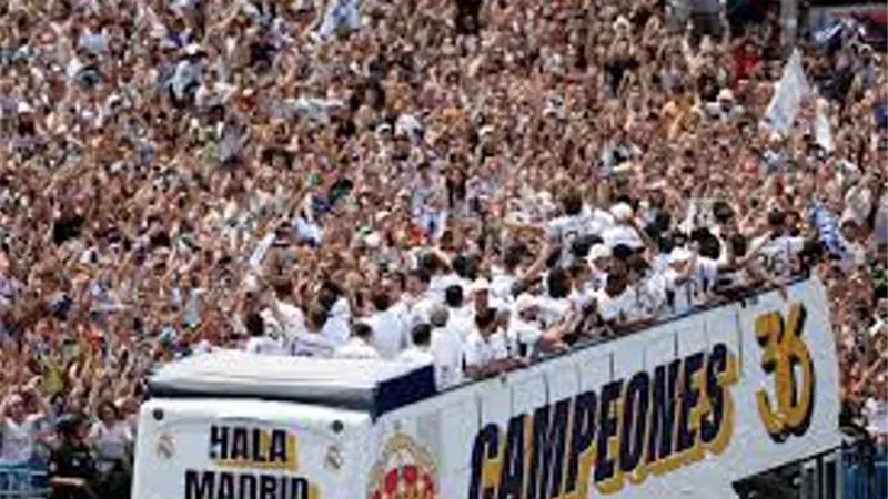 ريال مدريد يحتفل بلقبه السادس والثلاثين وسط الآلاف من جماهيره
