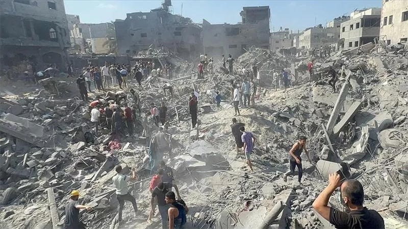 قصف مدفعي وجوي إسرائيلي يدمر عددا من المنازل في مخيم جباليا بغزة