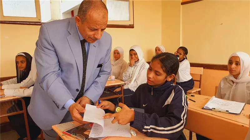 وكيل تعليم الأقصر يتفقد عددا من لجان الامتحانات