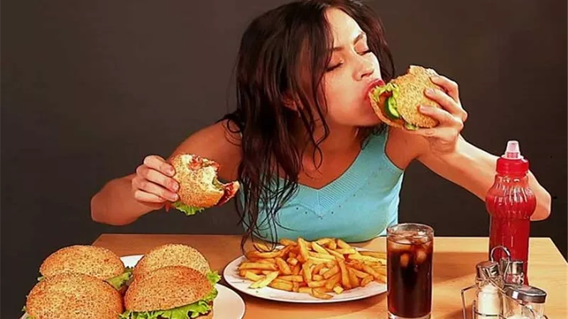 منها السكر والمواد الحافظة .. أطعمة تؤدي إلى شيخوخة الجسم