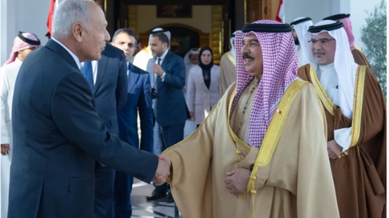 ملك البحرين يستقبل الأمين العام للجامعة العربية