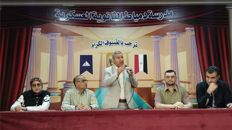 مدير تعليم دمياط يجتمع برؤساء لجان الشهادة الإعدادية