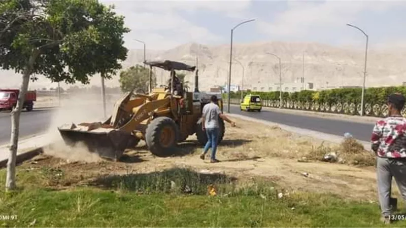 متابعة أعمال النظافة والتشجير بالسويس الجديدة