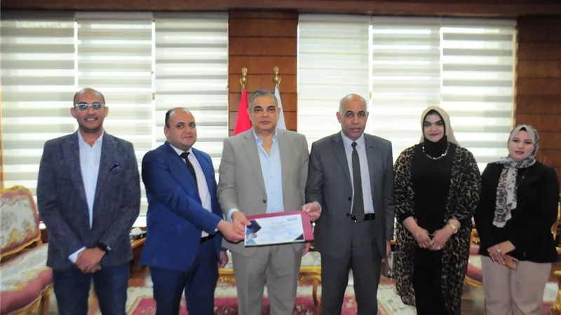 رئيس جامعة كفر الشيخ يسلم شهادة اساسيات التحول الرقمى