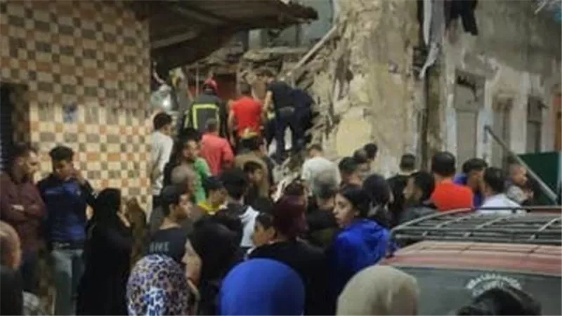 ٩مصابين فى انهيار عقار قديم بكرموز منذ قليل