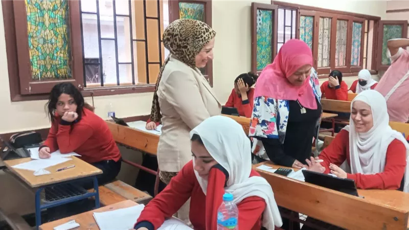 طلاب ثانية ثانوي بالقاهرة يؤدون امتحان اللغة الأجنبية الأولى