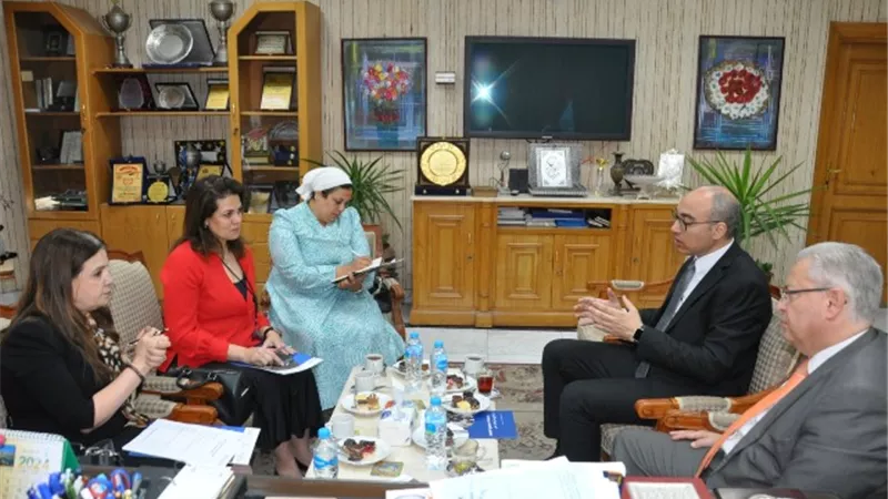 تعرف على أسباب زيارة وفد من الجامعة الأمريكية لجامعة حلوان.. صور